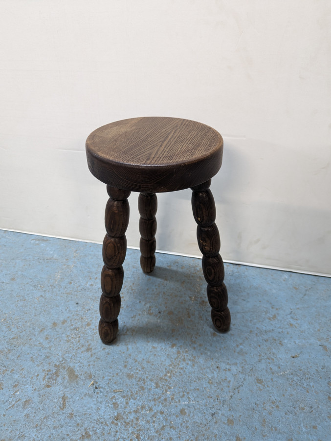 Tabouret tripode rustique en chêne