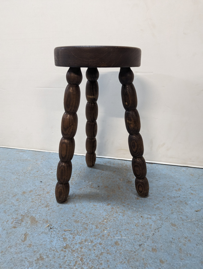 Tabouret tripode rustique en chêne