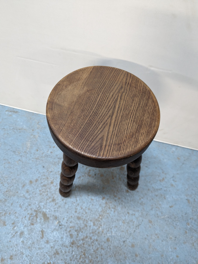 Tabouret tripode rustique en chêne