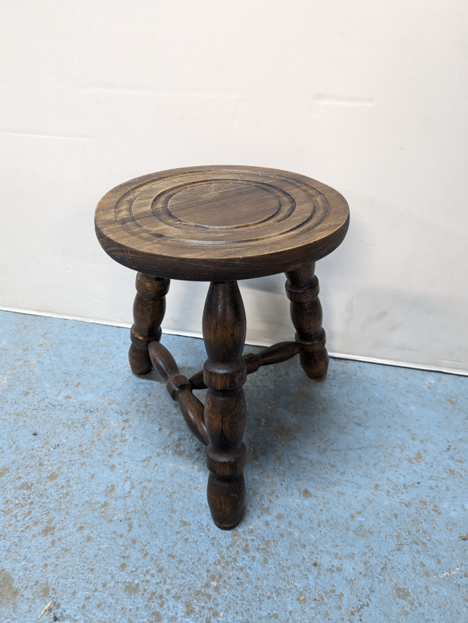 Tabouret tripode rustique en chêne