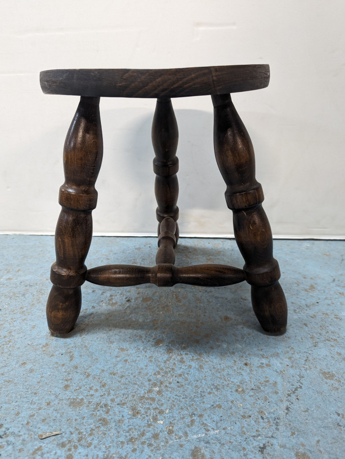 Tabouret tripode rustique en chêne