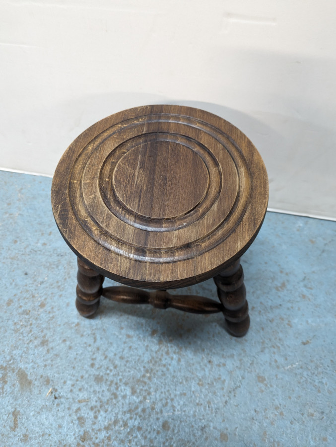 Tabouret tripode rustique en chêne