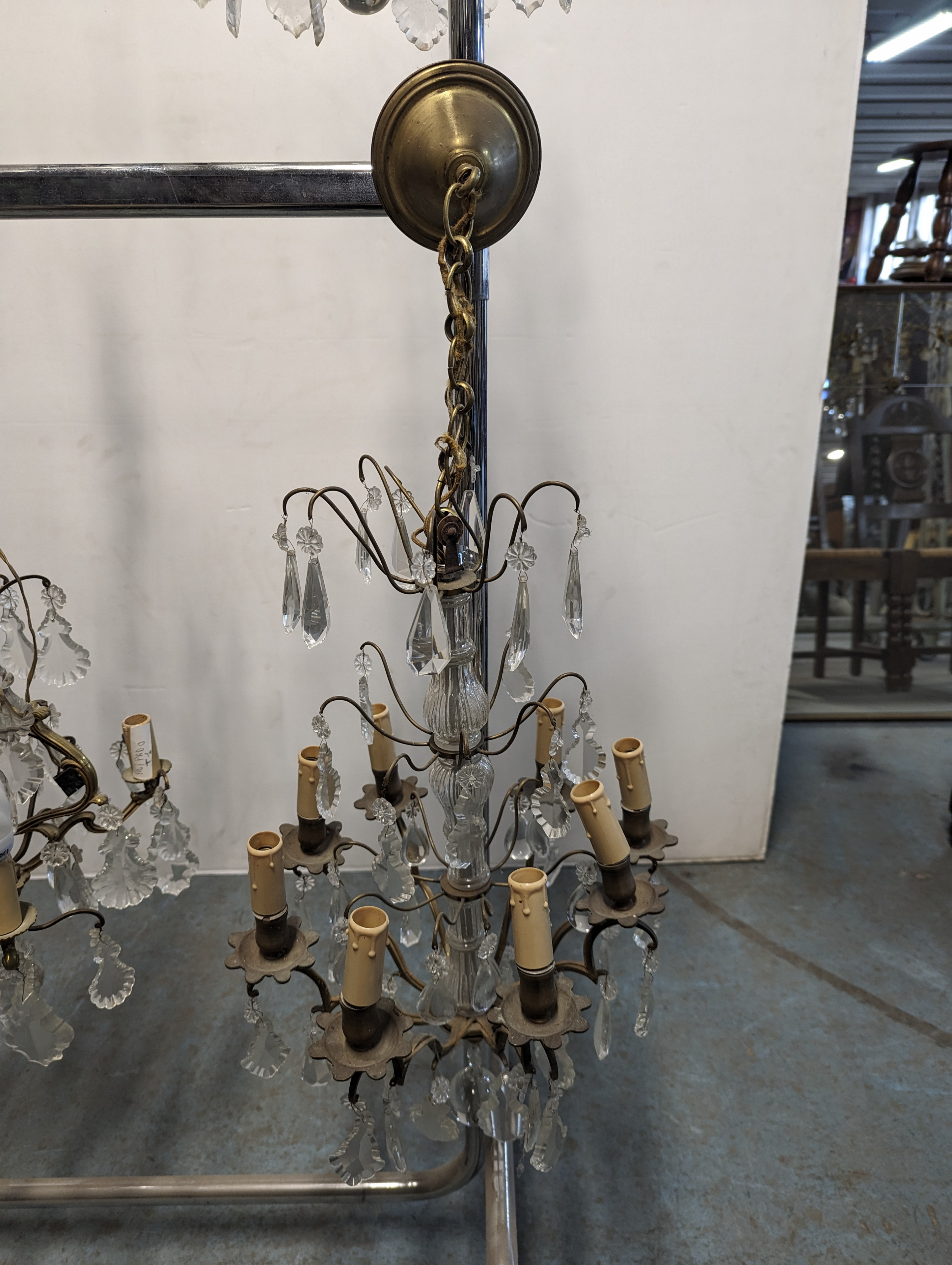 Lustre cage en cristal de style Louis XV à pampilles - La Brocante En Ligne