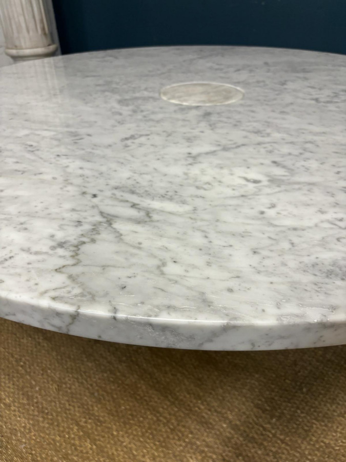 Table ronde d'Angelo Mangiarotti en marbre de Carrare