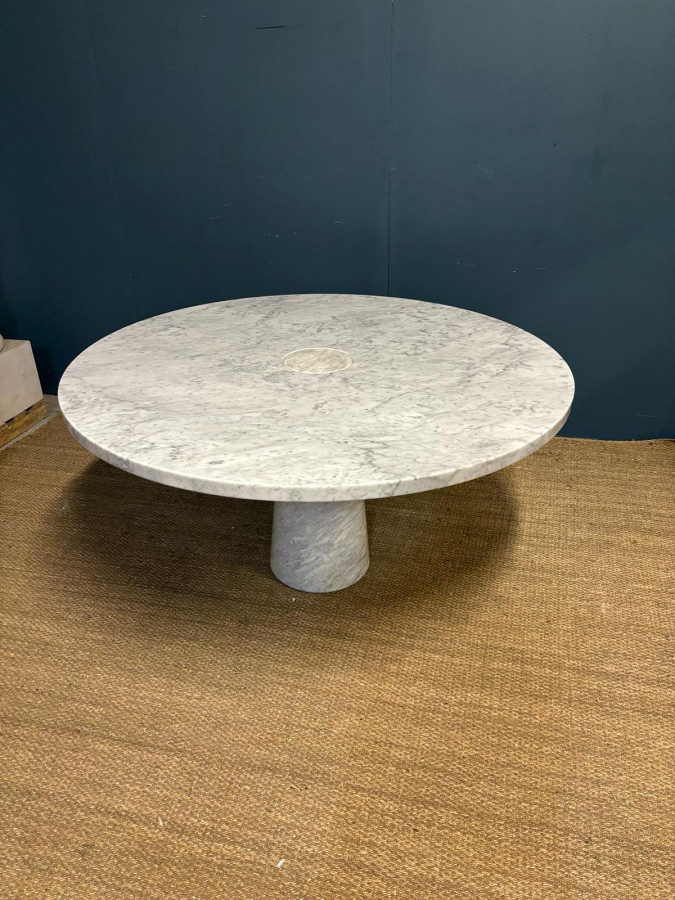Table ronde d'Angelo Mangiarotti en marbre de Carrare