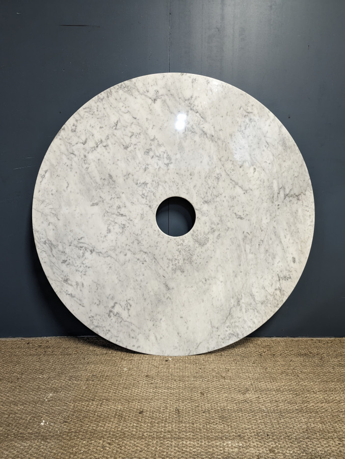 Table ronde d'Angelo Mangiarotti en marbre de Carrare