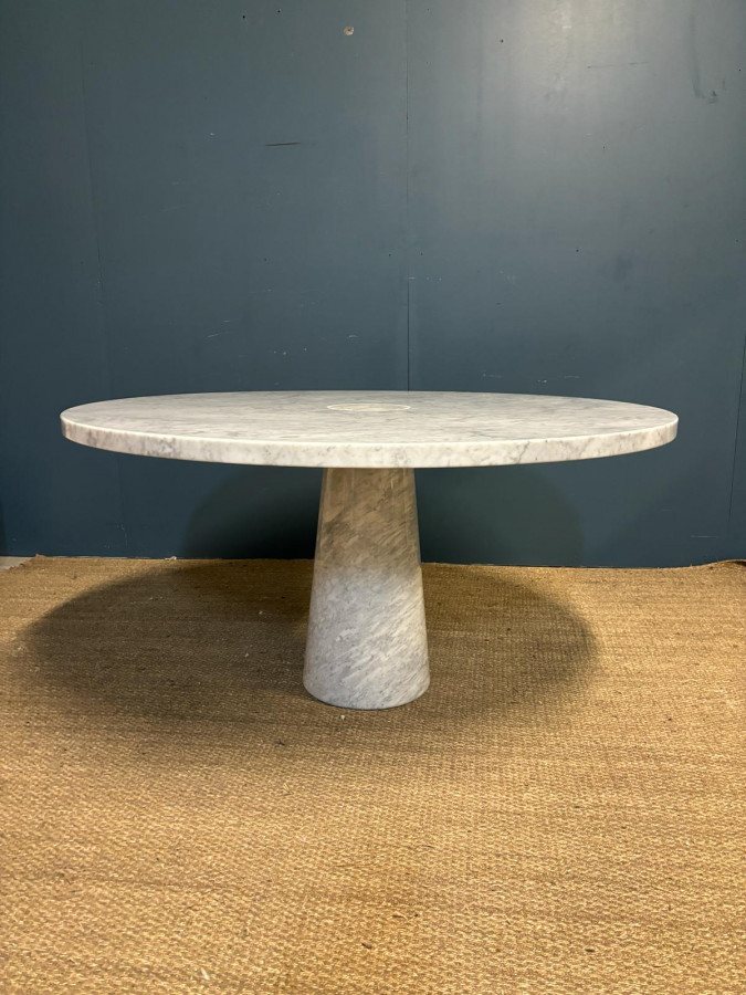 Table ronde d'Angelo Mangiarotti en marbre de Carrare