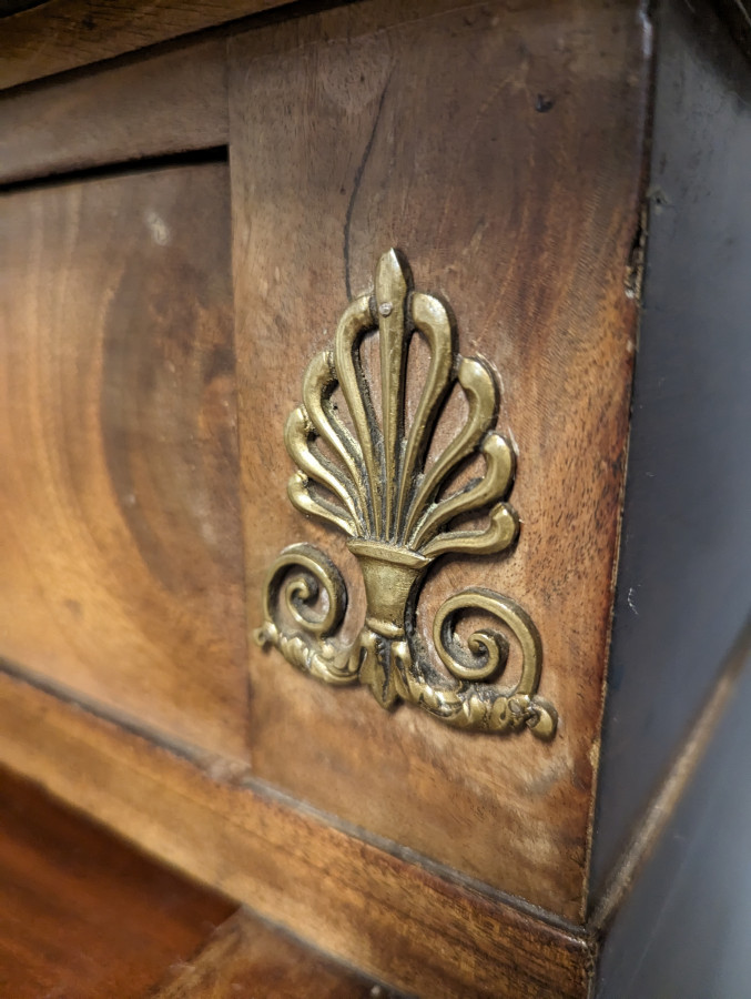Bureau à cylindre de style Louis XVI en acajou flammé