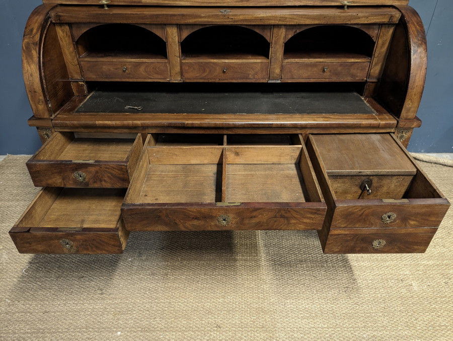 Bureau à cylindre de style Louis XVI en acajou flammé