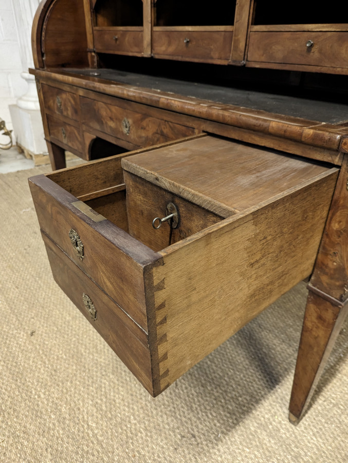 Bureau à cylindre de style Louis XVI en acajou flammé