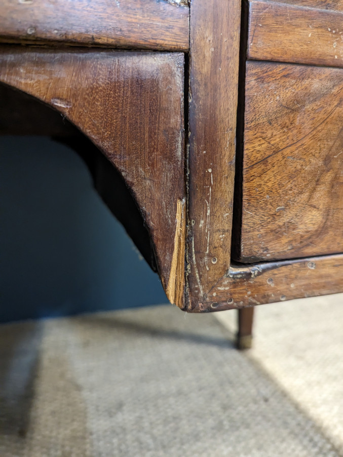 Bureau à cylindre de style Louis XVI en acajou flammé