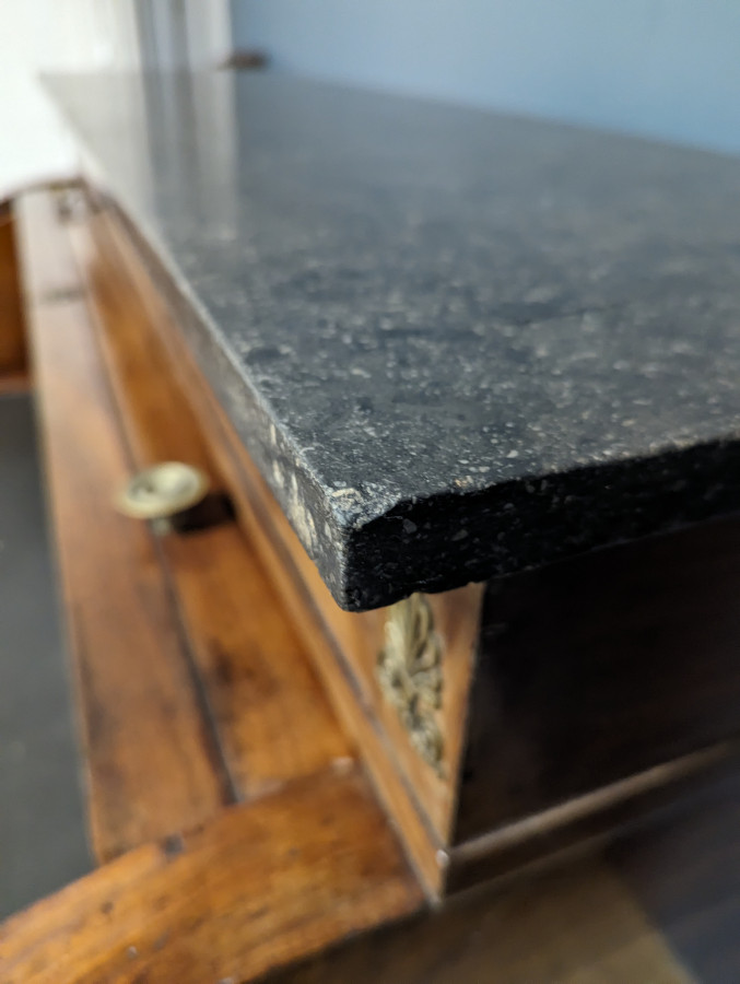 Bureau à cylindre de style Louis XVI en acajou flammé