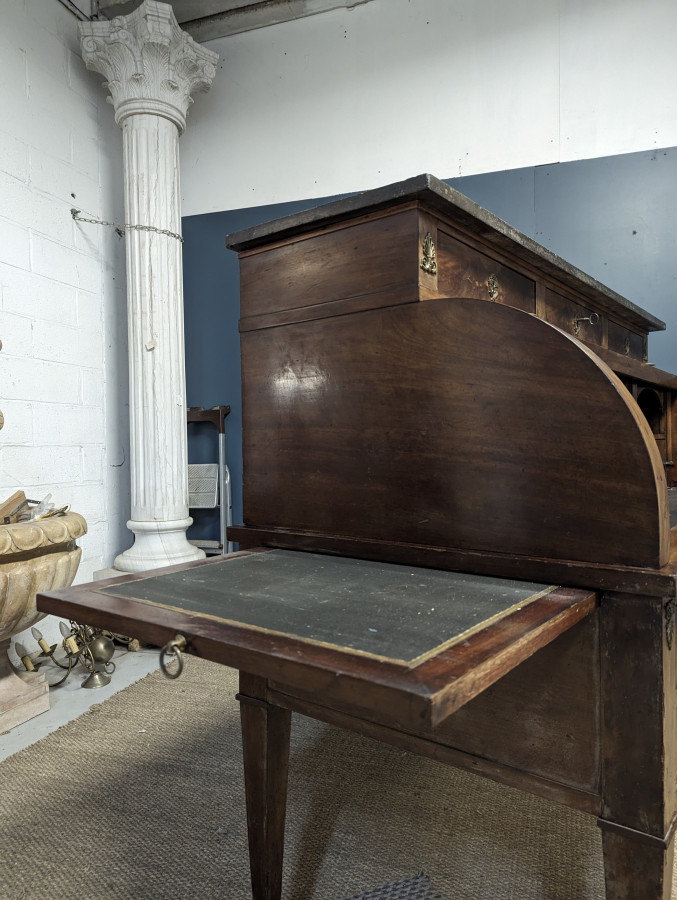 Bureau à cylindre de style Louis XVI en acajou flammé