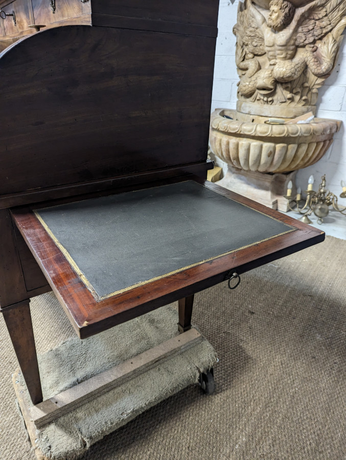 Bureau à cylindre de style Louis XVI en acajou flammé