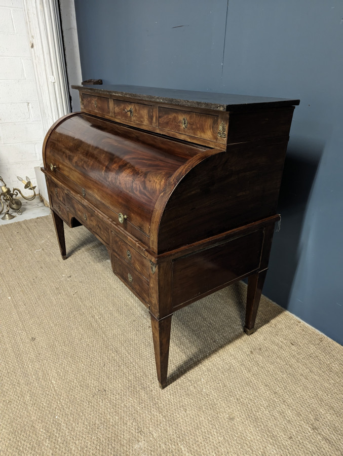 Bureau à cylindre de style Louis XVI en acajou flammé
