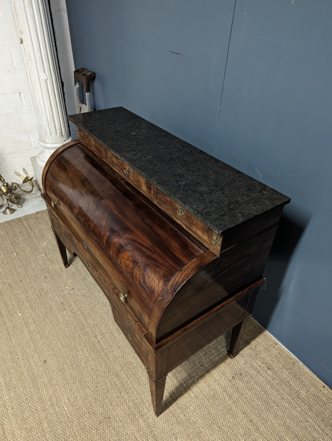 Bureau à cylindre de style Louis XVI en acajou flammé