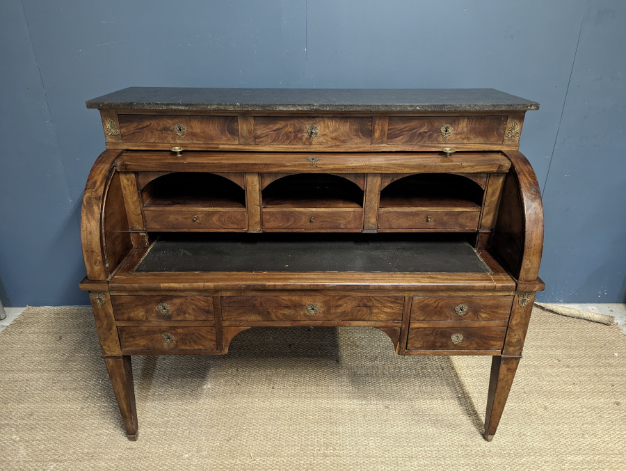 Bureau à cylindre de style Louis XVI en acajou flammé