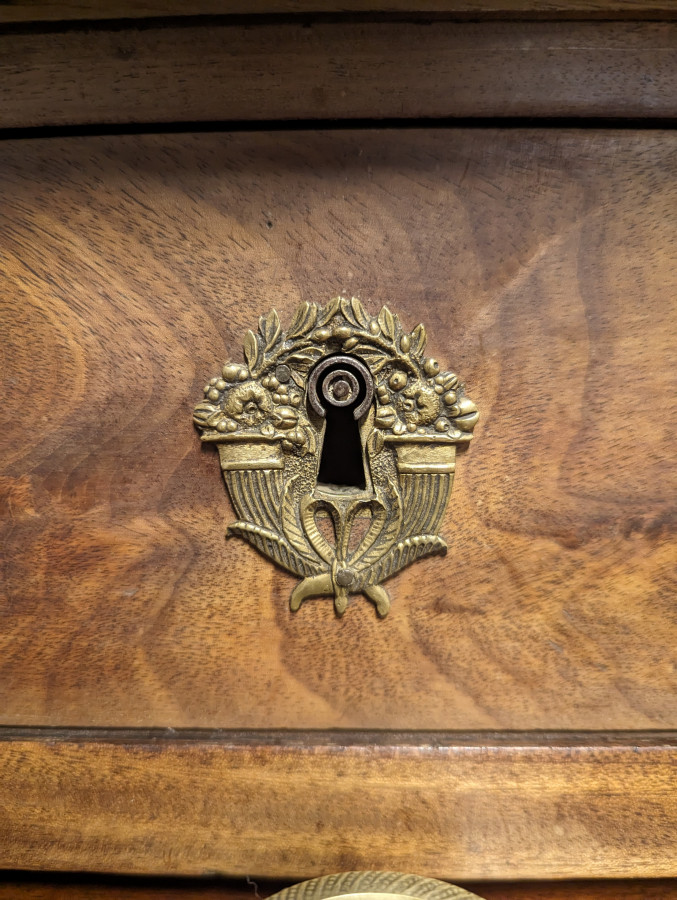Bureau à cylindre de style Louis XVI en acajou flammé