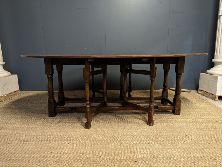 Rare grande table gateleg en chêne massif