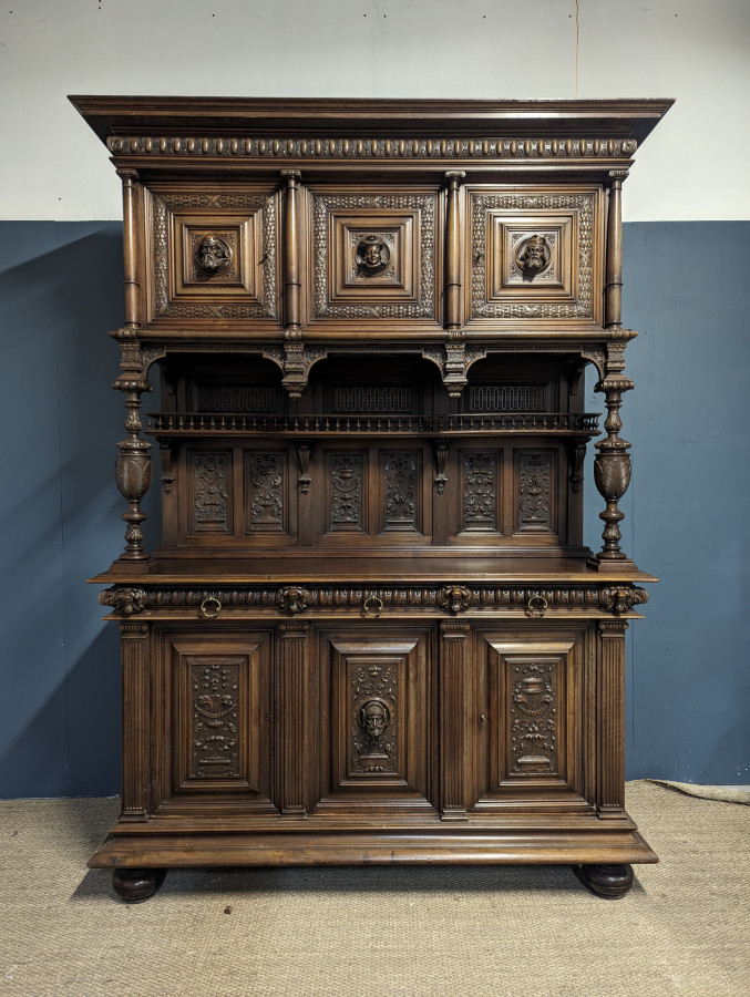 Buffet de style Renaissance en Noyer