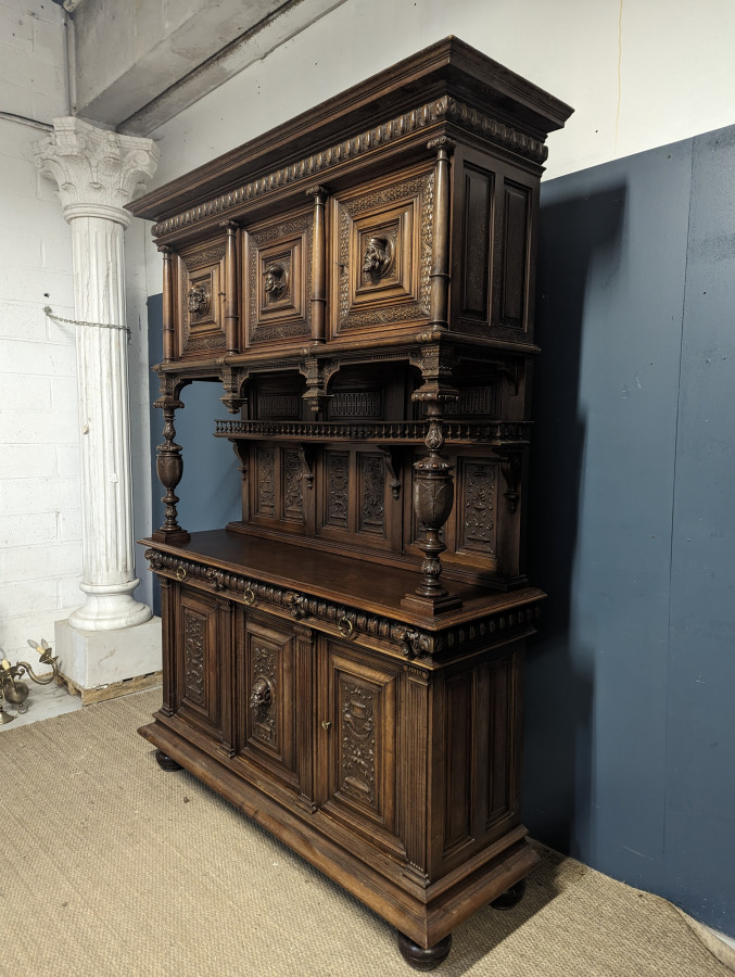 Buffet de style Renaissance en Noyer