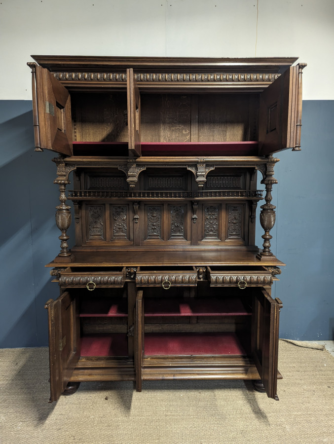Buffet de style Renaissance en Noyer