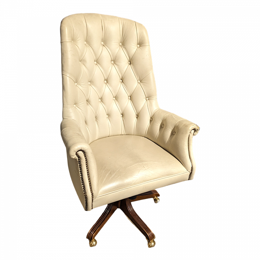 Fauteuil capitonné blanc crème