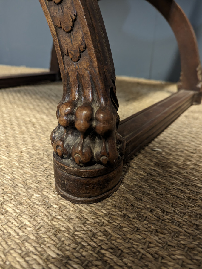 Paire de fauteuils style Renaissance en Noyer