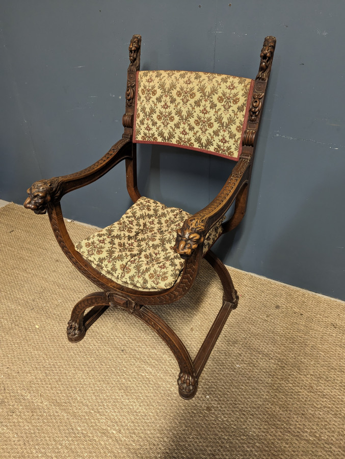 Paire de fauteuils style Renaissance en Noyer