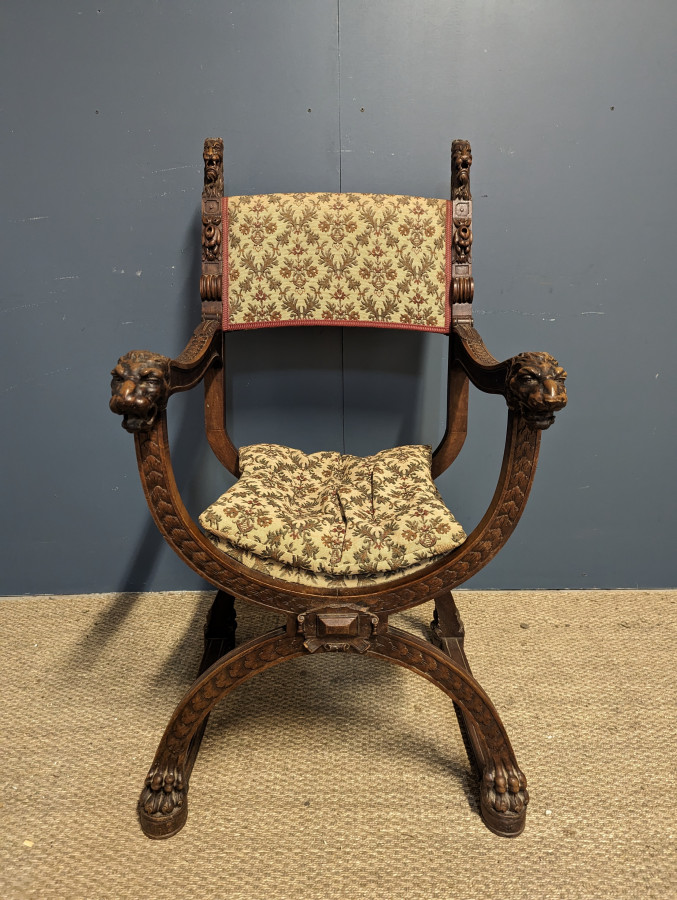Paire de fauteuils style Renaissance en Noyer
