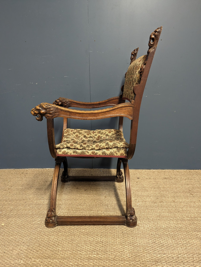 Paire de fauteuils style Renaissance en Noyer