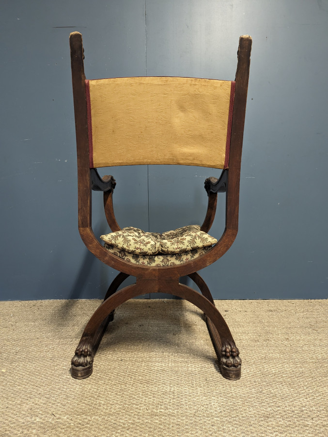 Paire de fauteuils style Renaissance en Noyer