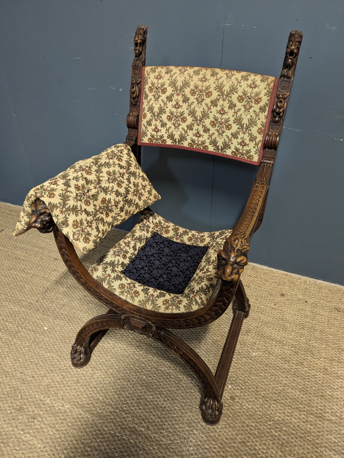 Paire de fauteuils style Renaissance en Noyer