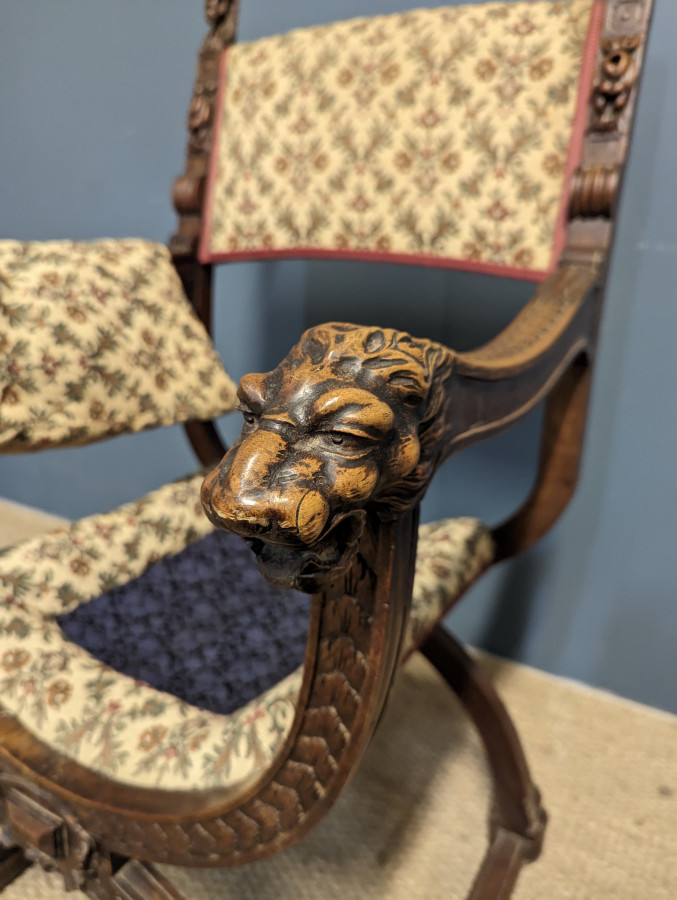 Paire de fauteuils style Renaissance en Noyer