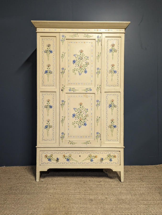 Armoire peinte à la main de 1900