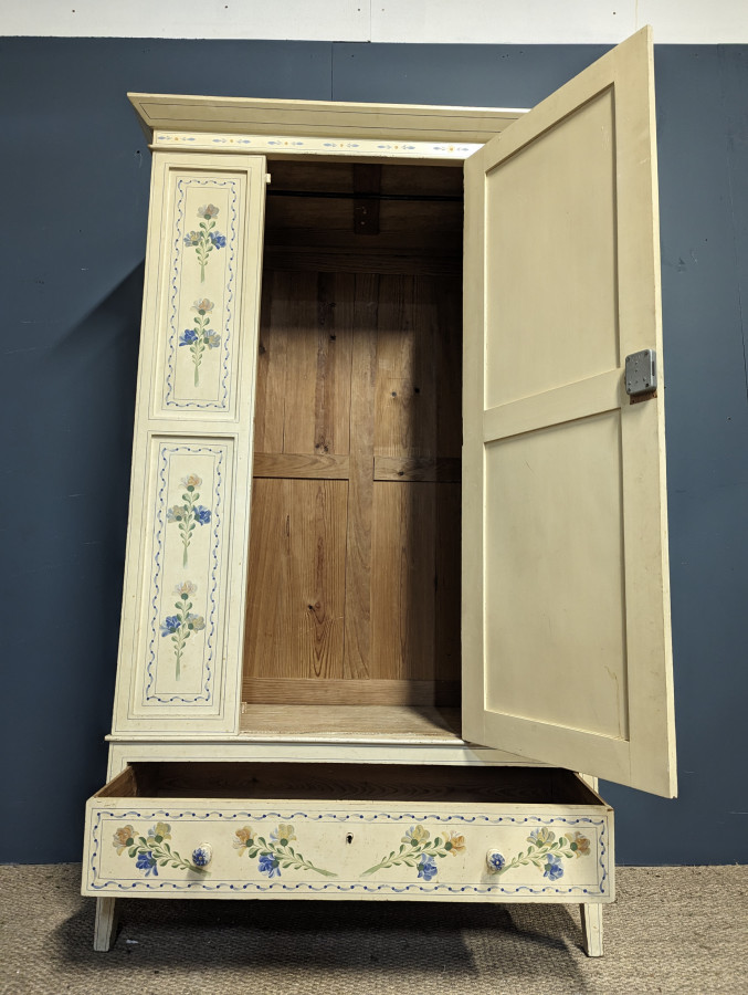 Armoire peinte à la main de 1900