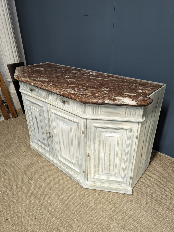 Buffet bas patiné avec plateau marbre griotte