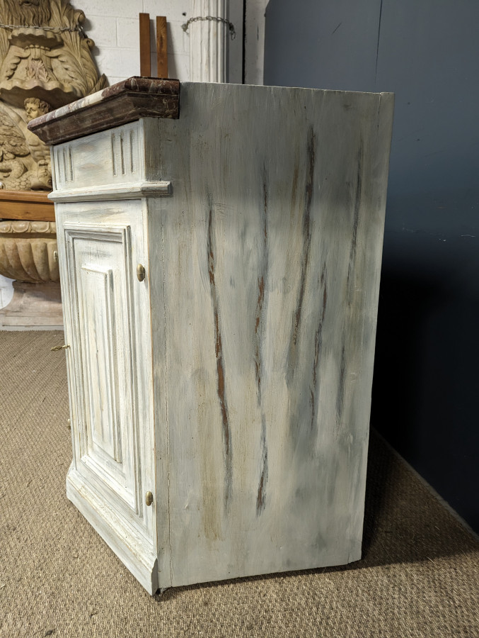 Buffet bas patiné avec plateau marbre griotte
