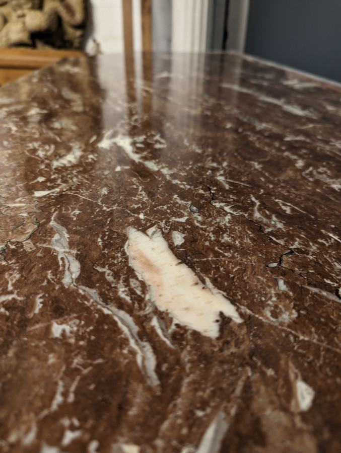 Buffet bas patiné avec plateau marbre griotte