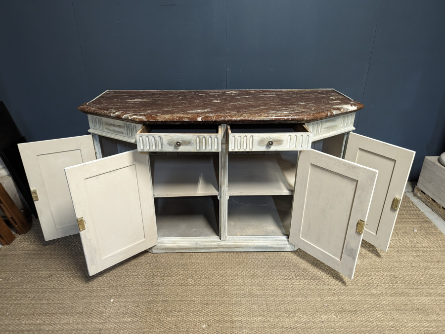 Buffet bas patiné avec plateau marbre griotte