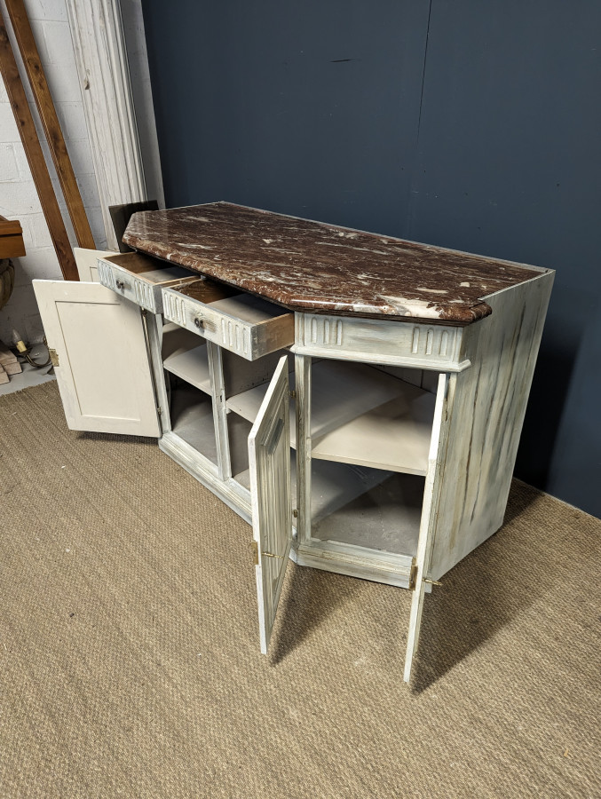 Buffet bas patiné avec plateau marbre griotte