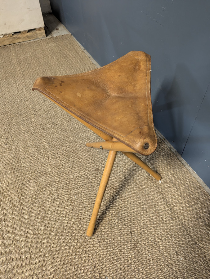 Tabouret tripode pliant