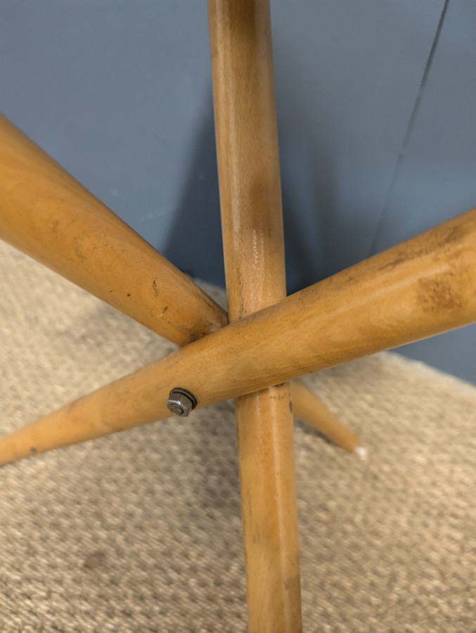 Tabouret tripode pliant