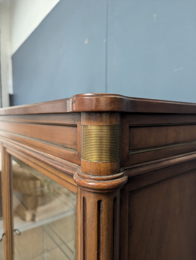 Vitrine en Merisier de style Louis XVI