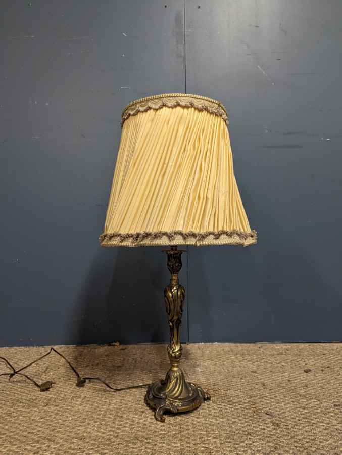 Lampe en bronze à décor floral
