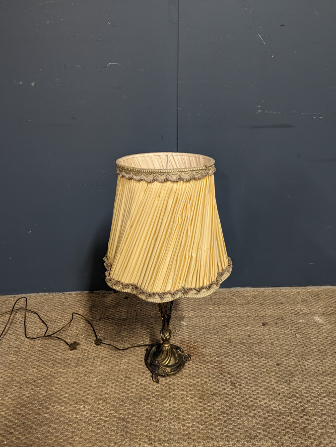 Lampe en bronze à décor floral