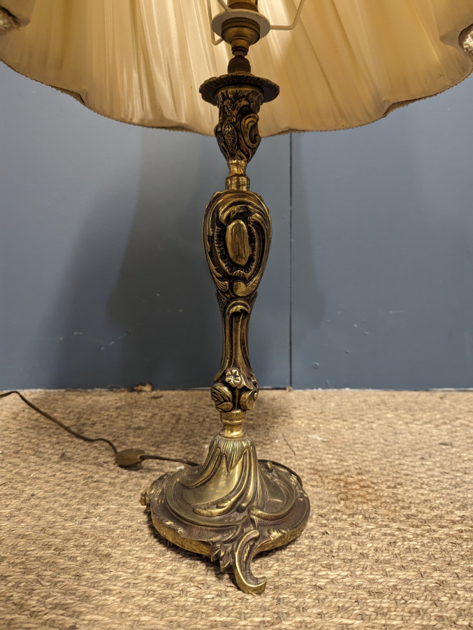 Lampe en bronze à décor floral