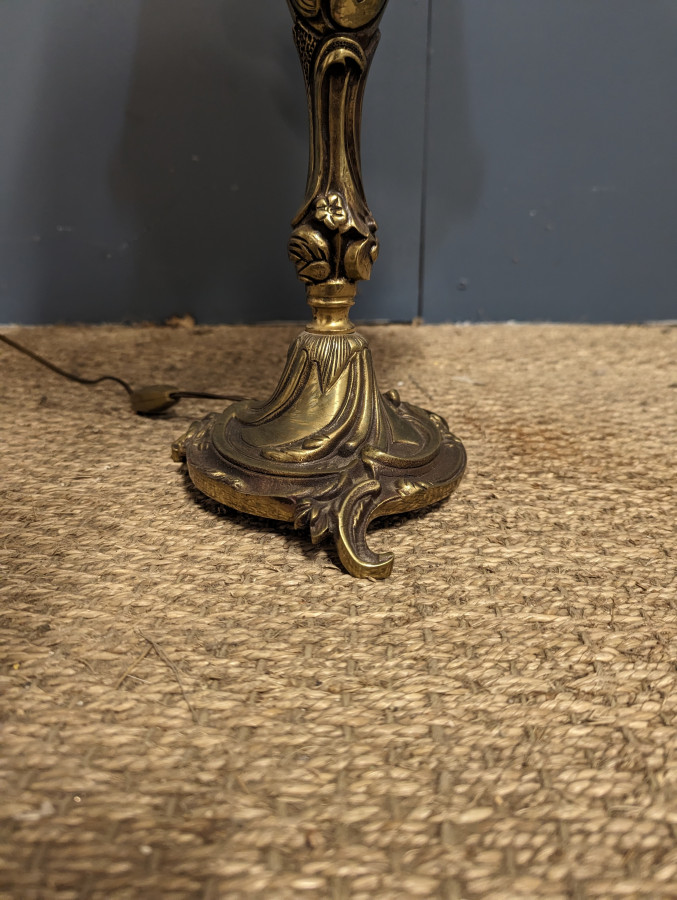 Lampe en bronze à décor floral