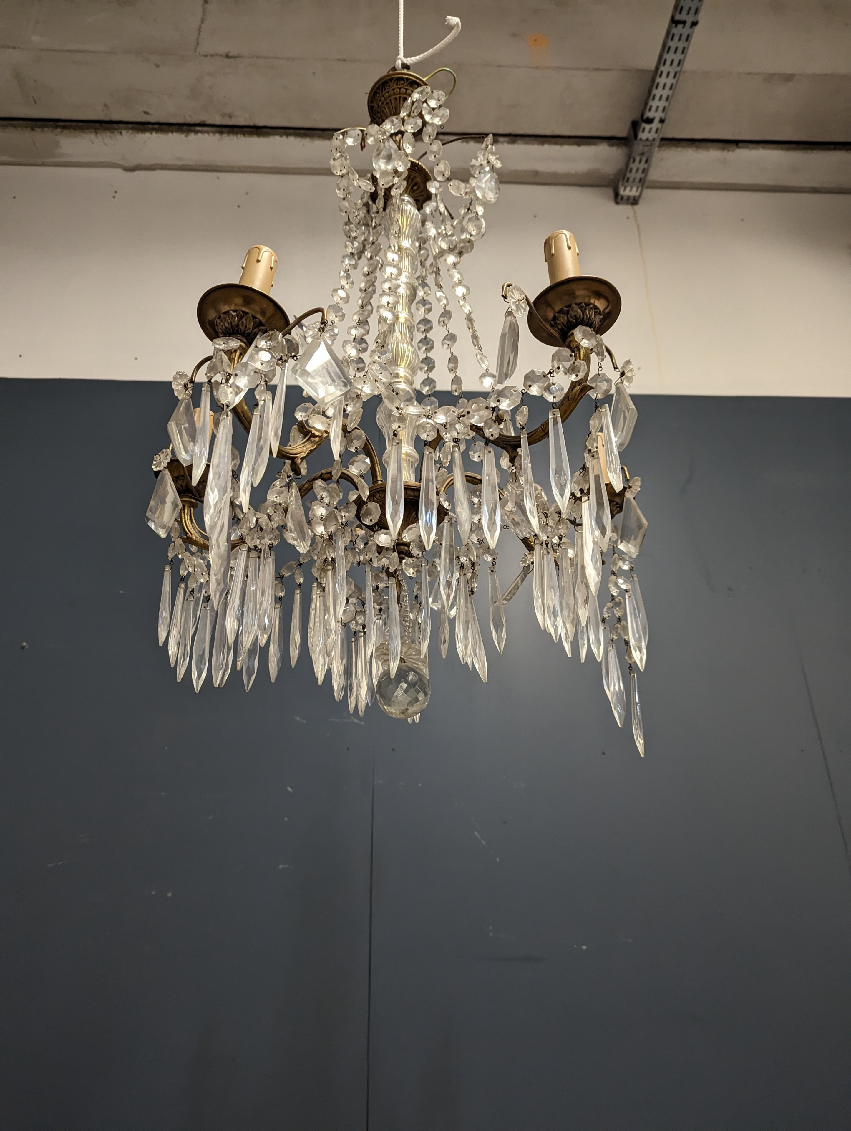 Lustre en bronze et verre à pampilles - La Brocante En Ligne