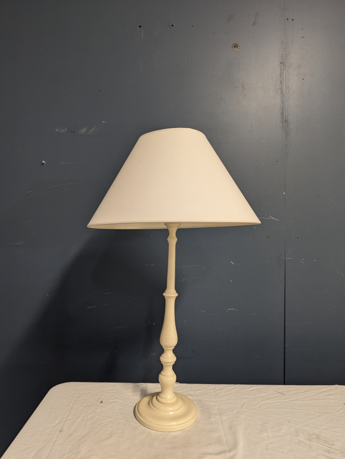 Lampe de table laquée couleur crème
